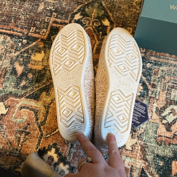 NWT TOMS women alpargata, size 8.5, light mauve with white seashell design - Picture 3 of 6